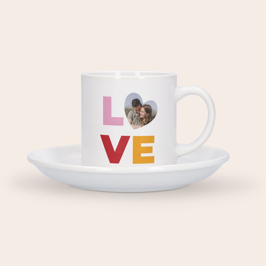 Cappuccinokopp med foto Hvit kopp og tallerken med "LOVE" trykt på, med et bilde av et par inni hjerte-O-en. Lag den fineste koppen og tallerkenen med ditt eget bilde og tekst.