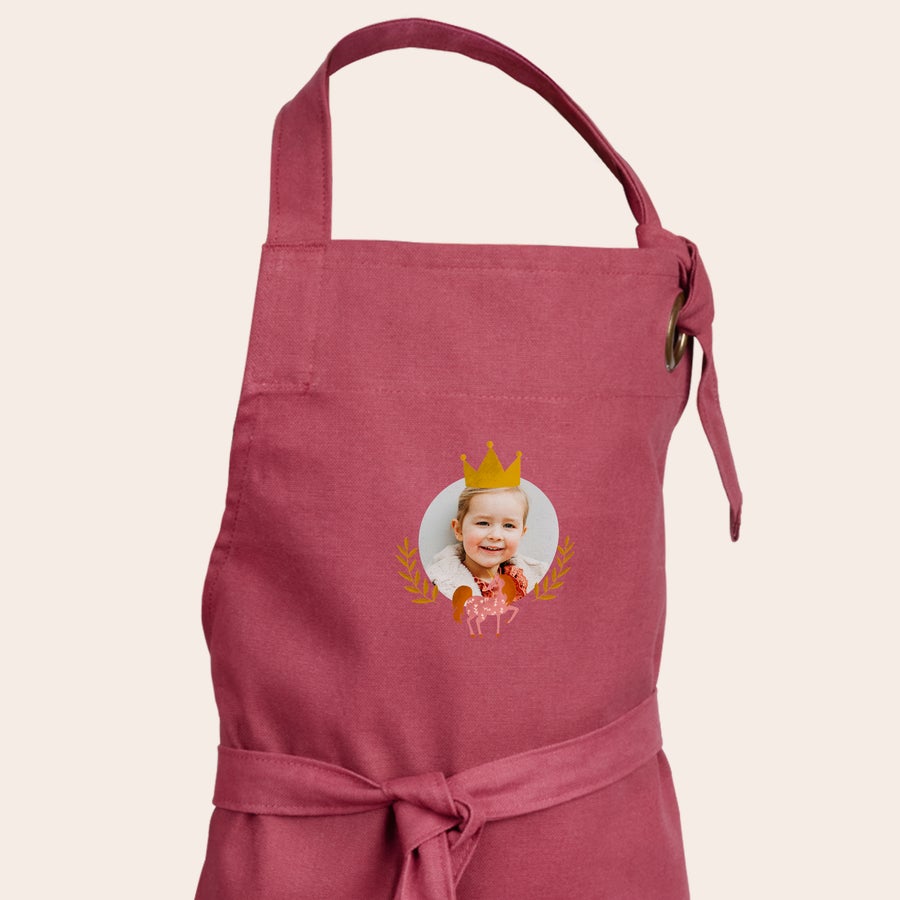 Avental infantil Avental infantil rosa com foto de uma criança e coroa dourada, personalizado para o seu pequeno mestre da culinária.
