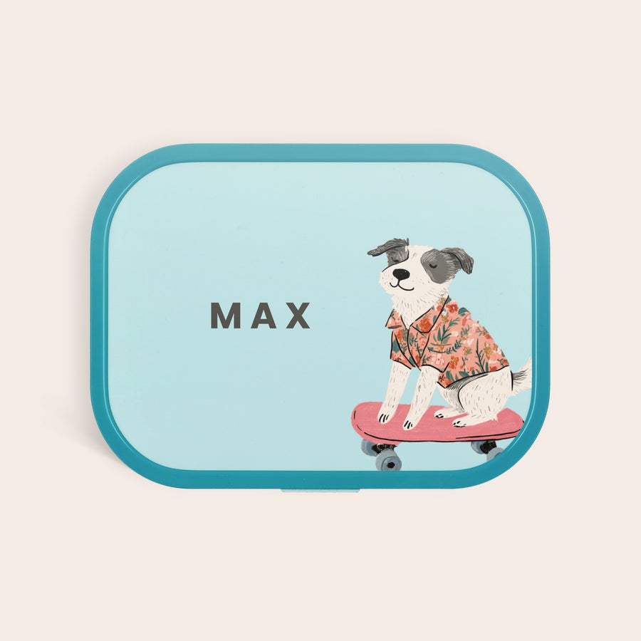 Láhev na pití Mepal - personalizovaná Světle modrá svačinová krabička Mepal s potiskem psa na skateboardu a jménem MAX. Jejich jméno dělá oběd výjimečným.