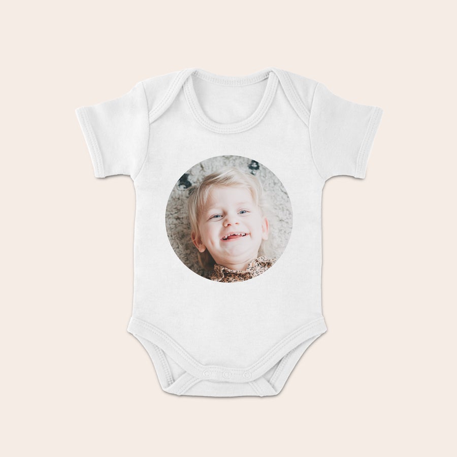 Body de bebé Body de bebé personalizado blanco estampado con una foto de una niña sonriente, perfecto como regalo.