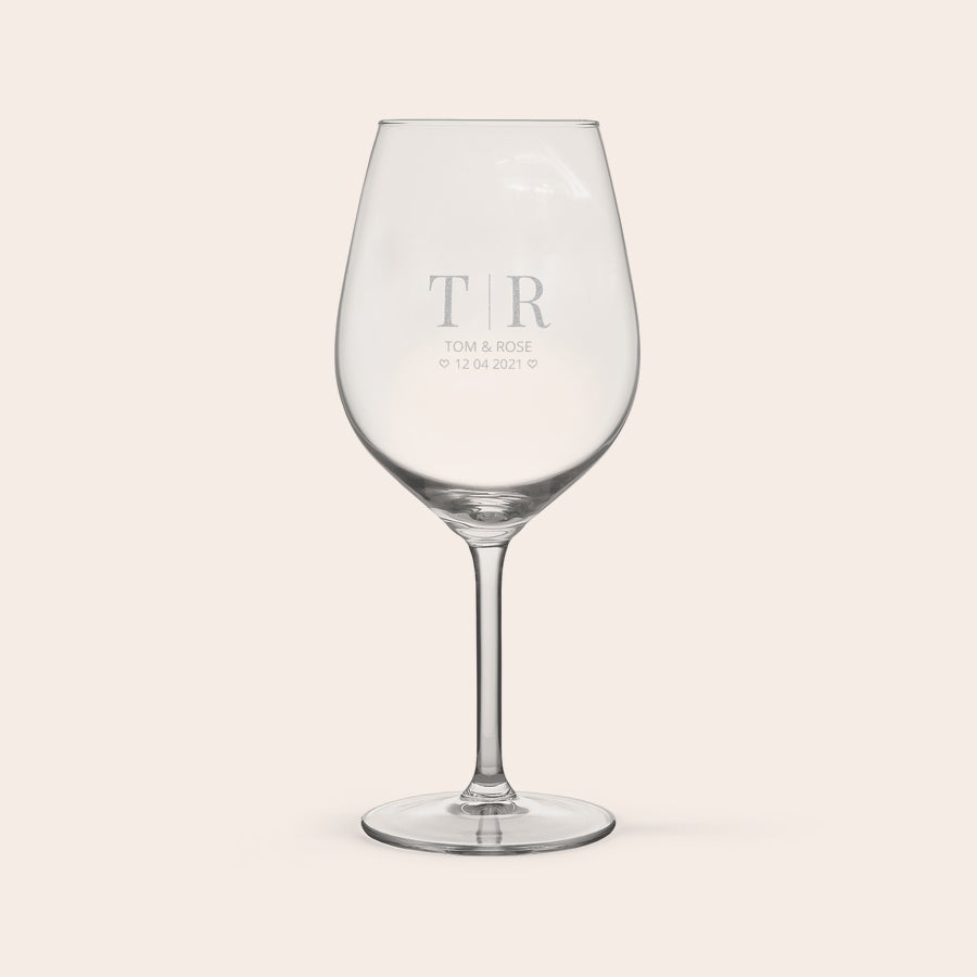 Pahar - Vin Roșu Pahar de vin roșu din sticlă cu gravură personalizată, având inițialele TR, numele Tom & Rose și data 12 04 2021.