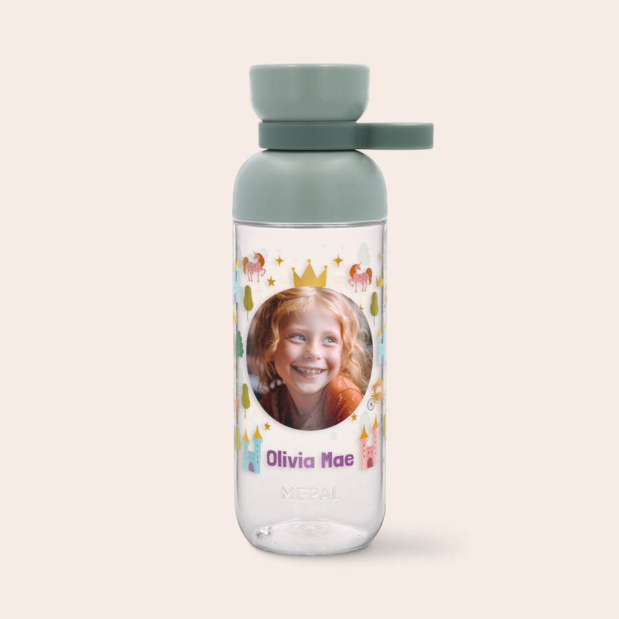 Mepal drinkfles Vita Mepal drinkfles met een geprinte foto van een lachend meisje, de naam Olivia Mae en een kasteelprint.