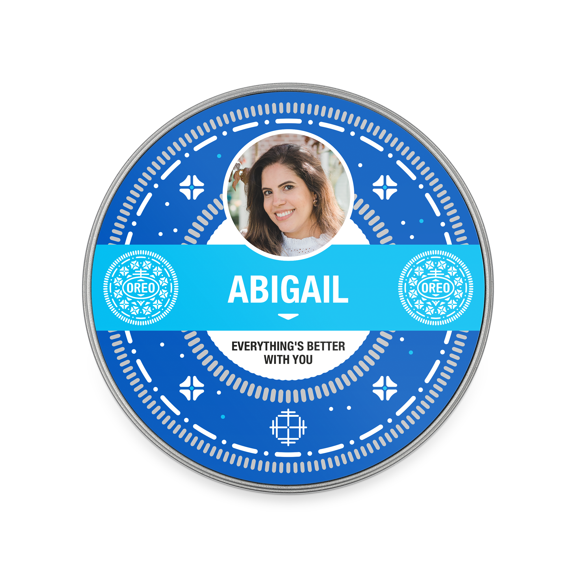 Kék, Oreo kekszekkel töltött ajándékdoboz egyedi fényképpel, "ABIGAIL" névvel és "EVERYTHING'S BETTER WITH YOU" felirattal
