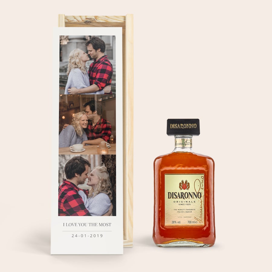 Amaretto Disaronno - Confezione Incisa Bottiglia di Amaretto Disaronno in una confezione regalo in legno personalizzata con foto e testo