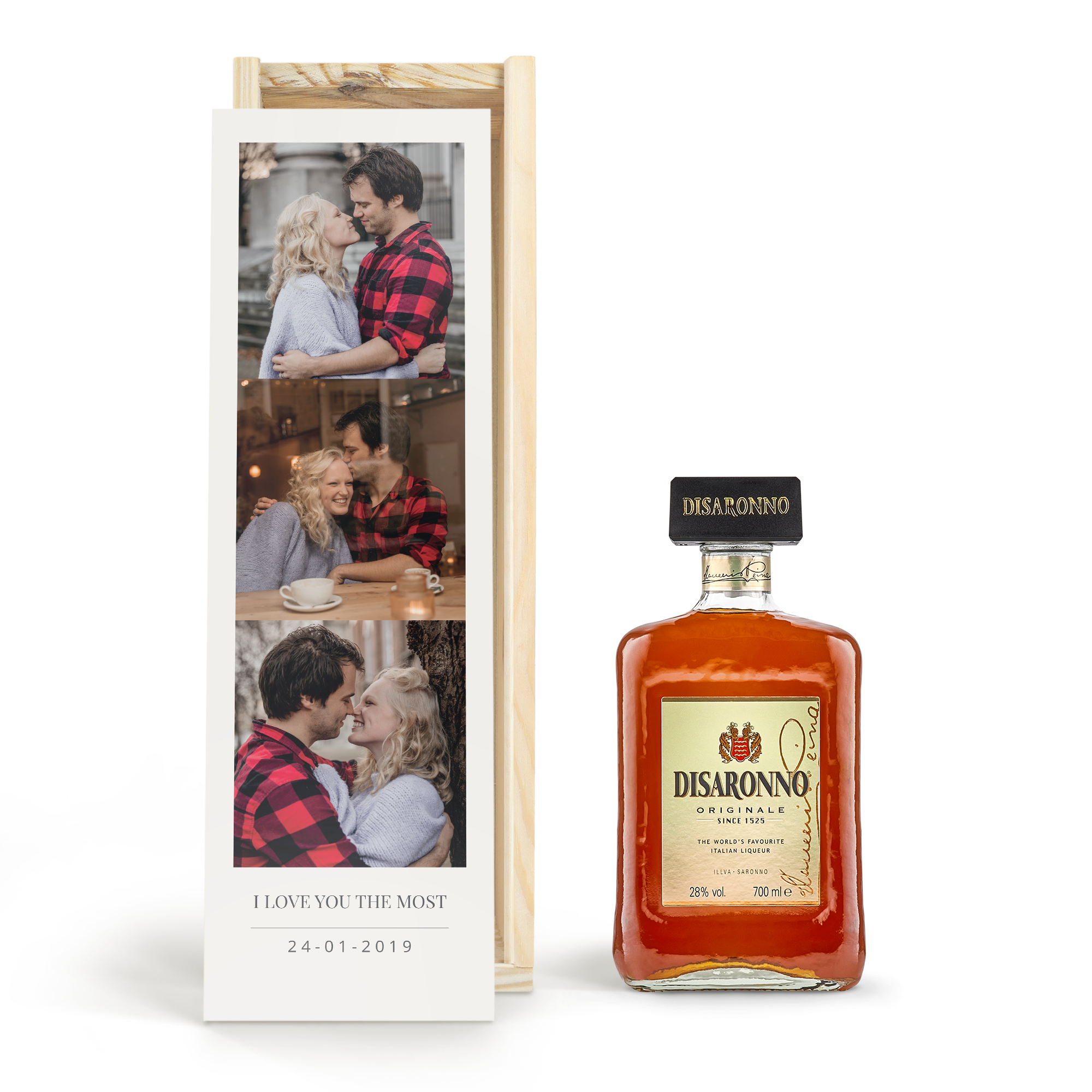 Fles Disaronno Amaretto in een bedrukte houten kist met drie gepersonaliseerde fotos van een stel en de tekst I LOVE YOU THE MOST en 24-01-2019. Cheers, verras jij iemand met deze likeur in een bedrukte kist?