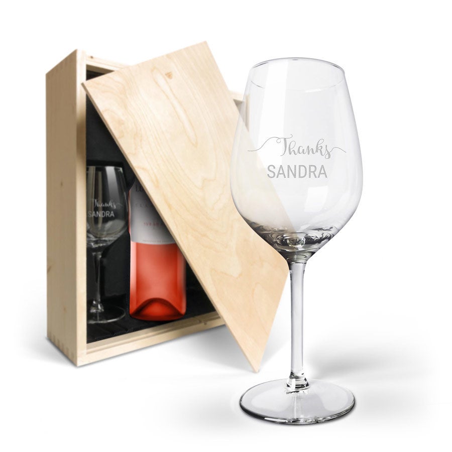 Wijnpakket met glas - Luc Pirlet Syrah (Gegraveerde glazen) Wijnpakket met glas - Luc Pirlet Syrah (Gegraveerde glazen)