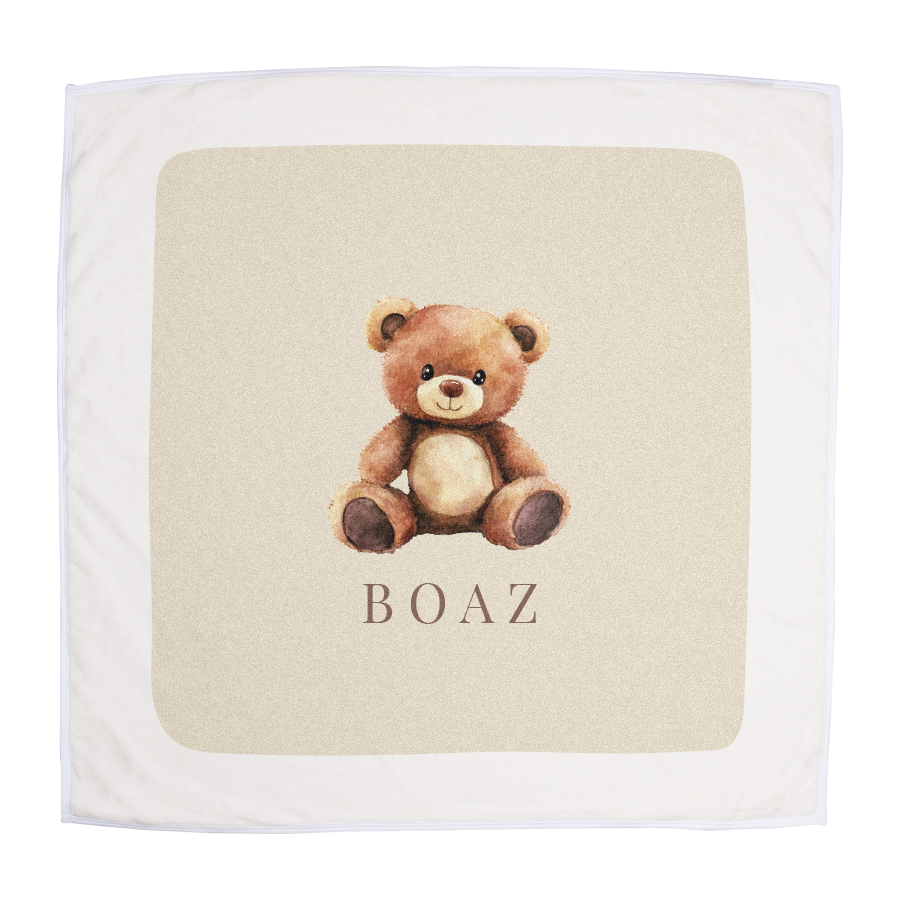 Mykt babyteppe med navn Boaz, trykt med en søt teddybjørn. Et unikt babyteppe med personlig navn.