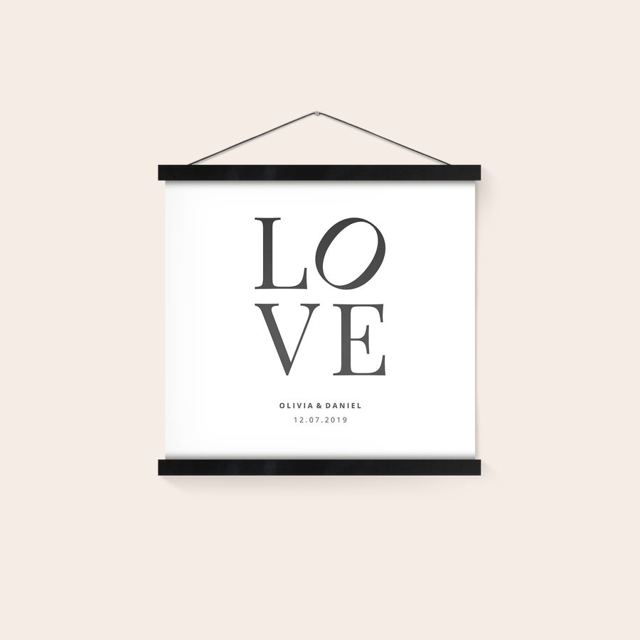 Poster personalizat cu agățător Poster personalizat cu textul LOVE numele Olivia & Daniel și data 12.07.2019, cu agățătoare magnetică neagră din lemn.