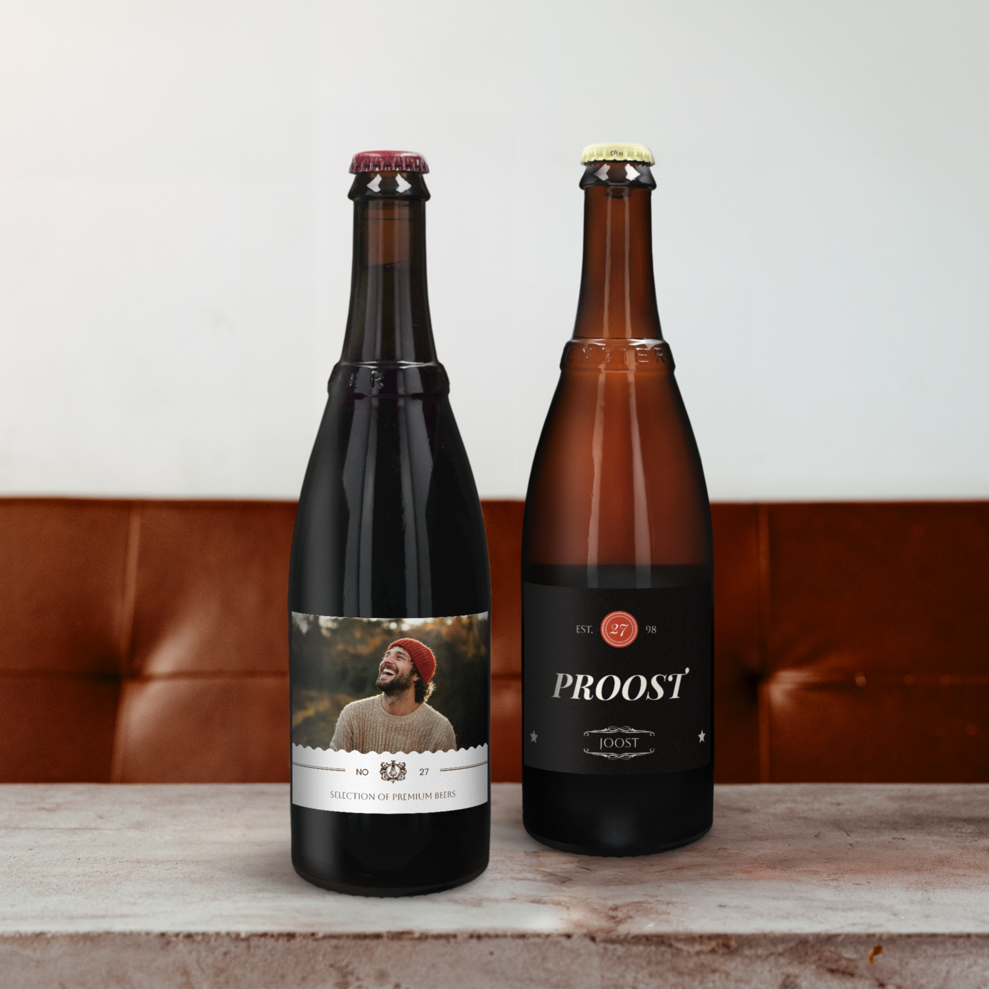 Dos botellas de cerveza personalizadas, una con foto de un hombre sonriendo y otra con el nombre Joost, ambas con etiquetas de Westmalle.