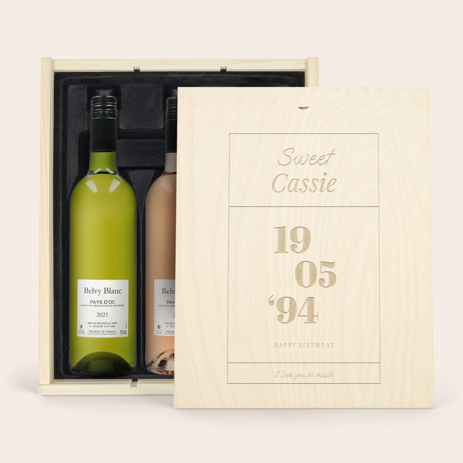 Belvy Pack de vino Belvy con tres botellas en una caja de madera personalizada grabada con "Sweet Cassie", fecha "19 05 94" y "Happy Birthday".