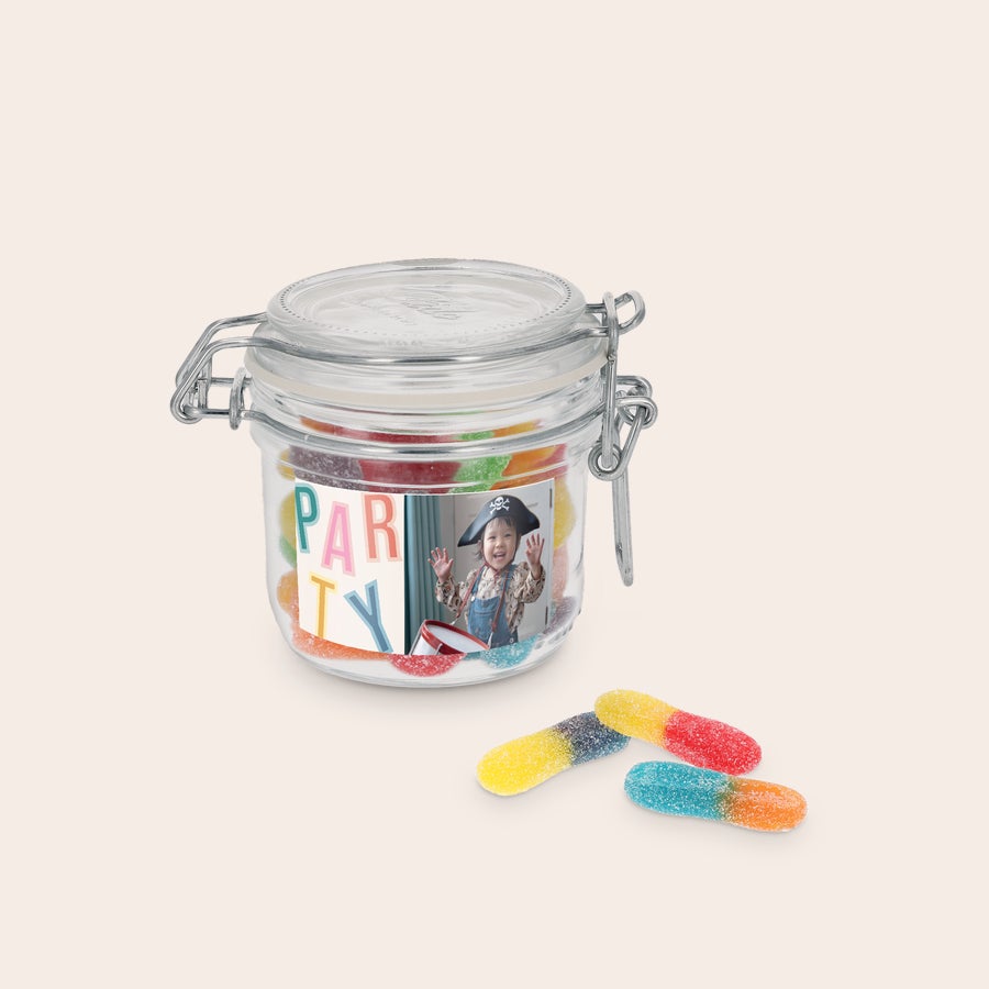 Frasco de doces personalizado Pote de Doce Personalizado com Palitos Azedos e foto de criança de pirata, com a palavra "PARTY" na etiqueta.