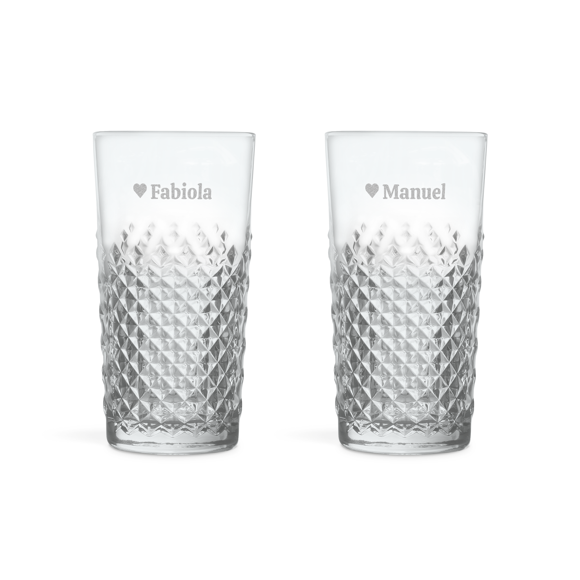 Dos copas de mojito personalizadas con grabado de nombres Fabiola y Manuel y un corazón.