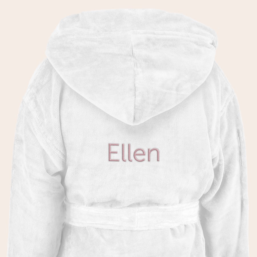 Badekåbe - børn Hvid morgenkåbe til børn broderet med navnet Ellen. Overrask med en dejlig blød morgenkåbe til børn.