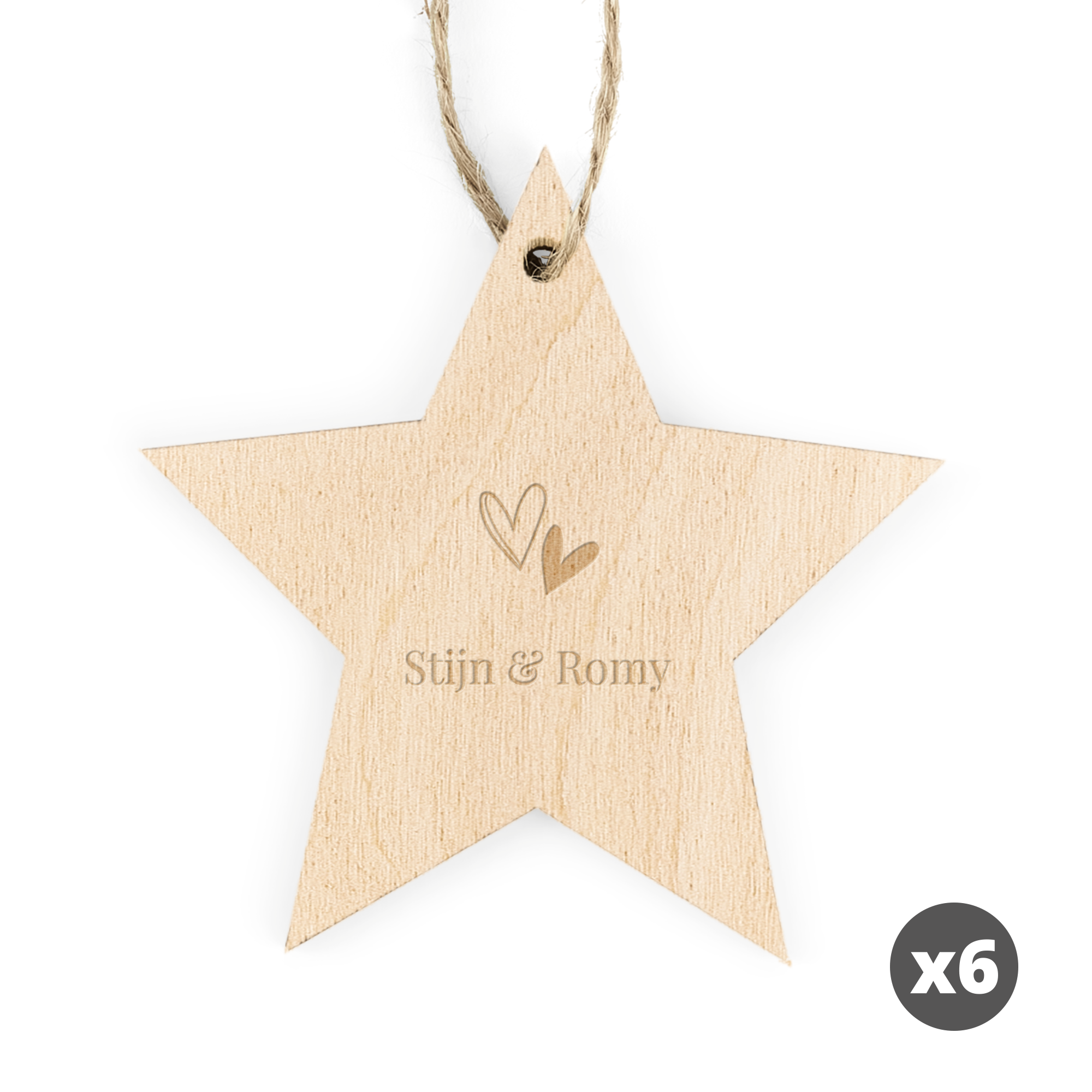 Gegraveerde houten stervormige kersthanger met de namen Stijn & Romy en twee hartjes om de kerstboom mee te decoreren
