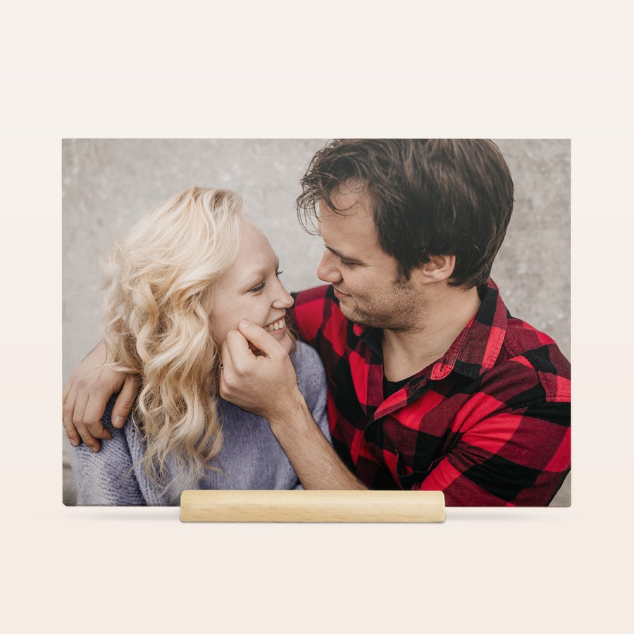 Vlastní dřevěná karta Valentines Dřevěná karta Valentines Day s vytištěnou fotografií zamilovaného páru na Valentýna, se stojánkem.