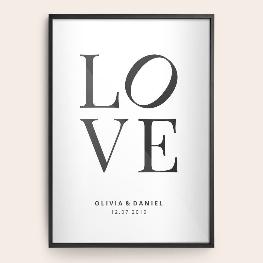 Foto Stampata con Cornice Stampa fotografica personalizzata con la parola LOVE, nomi Olivia & Daniel e data 12.07.2019, incorniciata in legno laccato nero, da appendere alla parete.