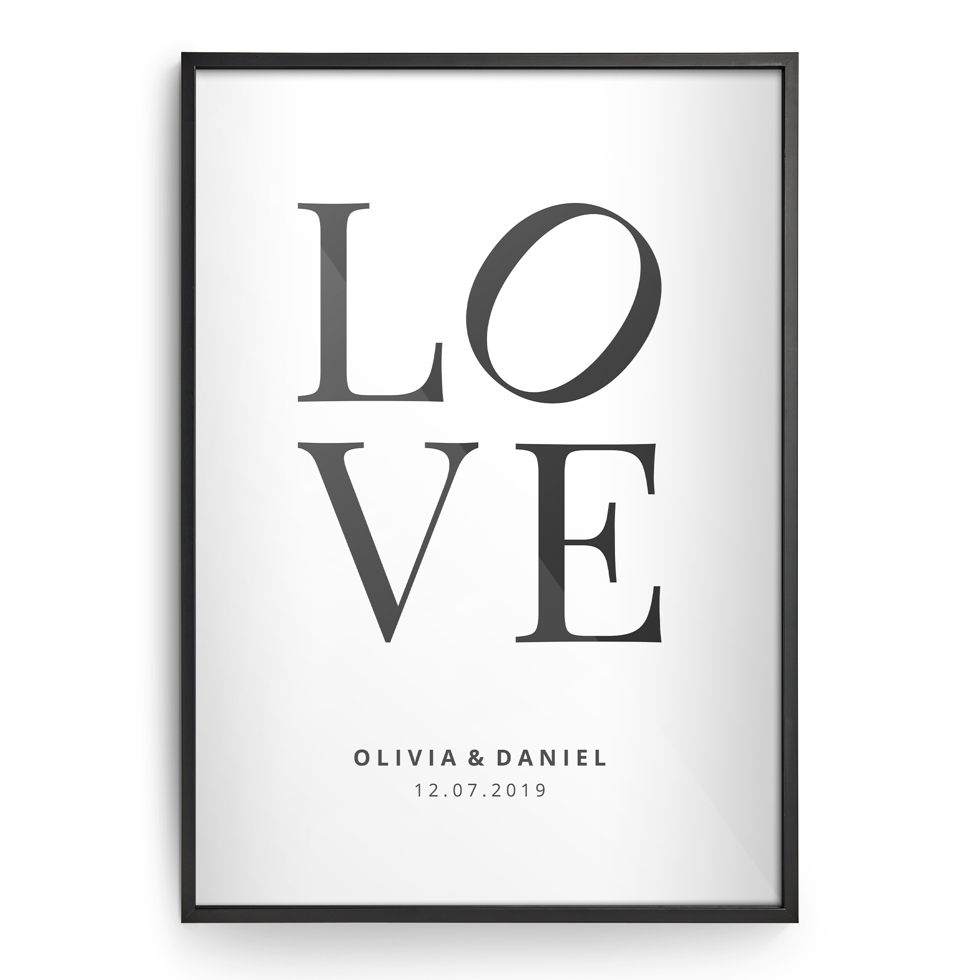 Personaliziran plakat z napisom LOVE, imeni OLIVIA & DANIEL in datumom 12.07.2019, v črnem okvirju.