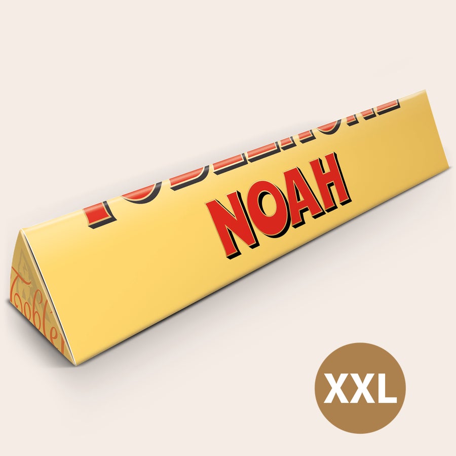 Toblerone XXL med navn Personliggjort Tobleronebar XXL med navnet Noah trykt på den gule indpakning.
