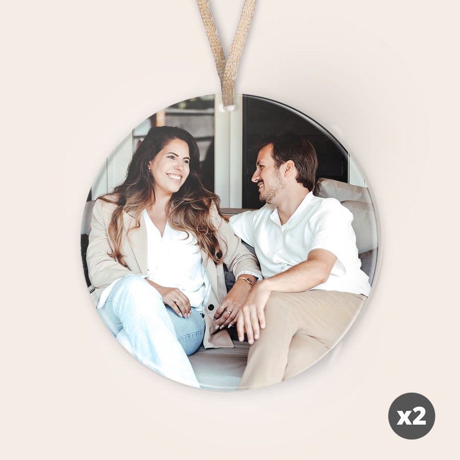 Ornamente de Crăciun personalizate din plexiglas Ornament rotund personalizat de Craciun din plexiglas, cu fotografie imprimata a unui cuplu, agatat cu panglica.