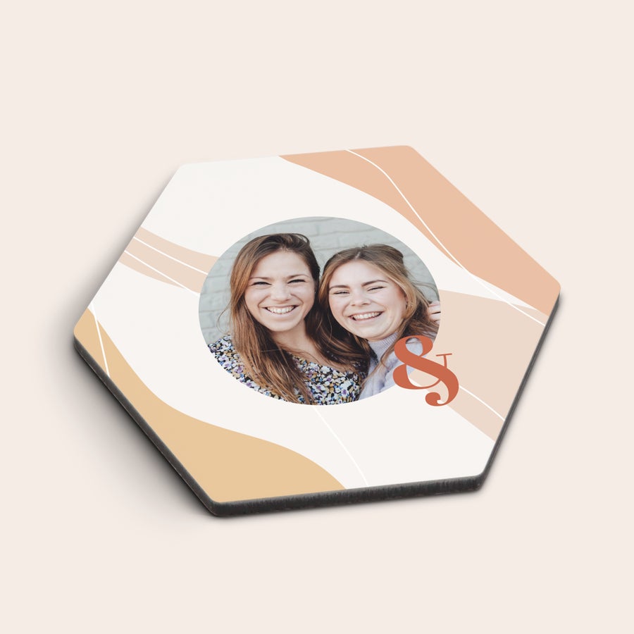 Sottobicchieri Sottobicchiere personalizzato esagonale con foto stampata di due amiche sorridenti e decorazione astratta sui toni del beige. Mantieni perfetta qualsiasi superficie con un sottobicchiere personalizzato