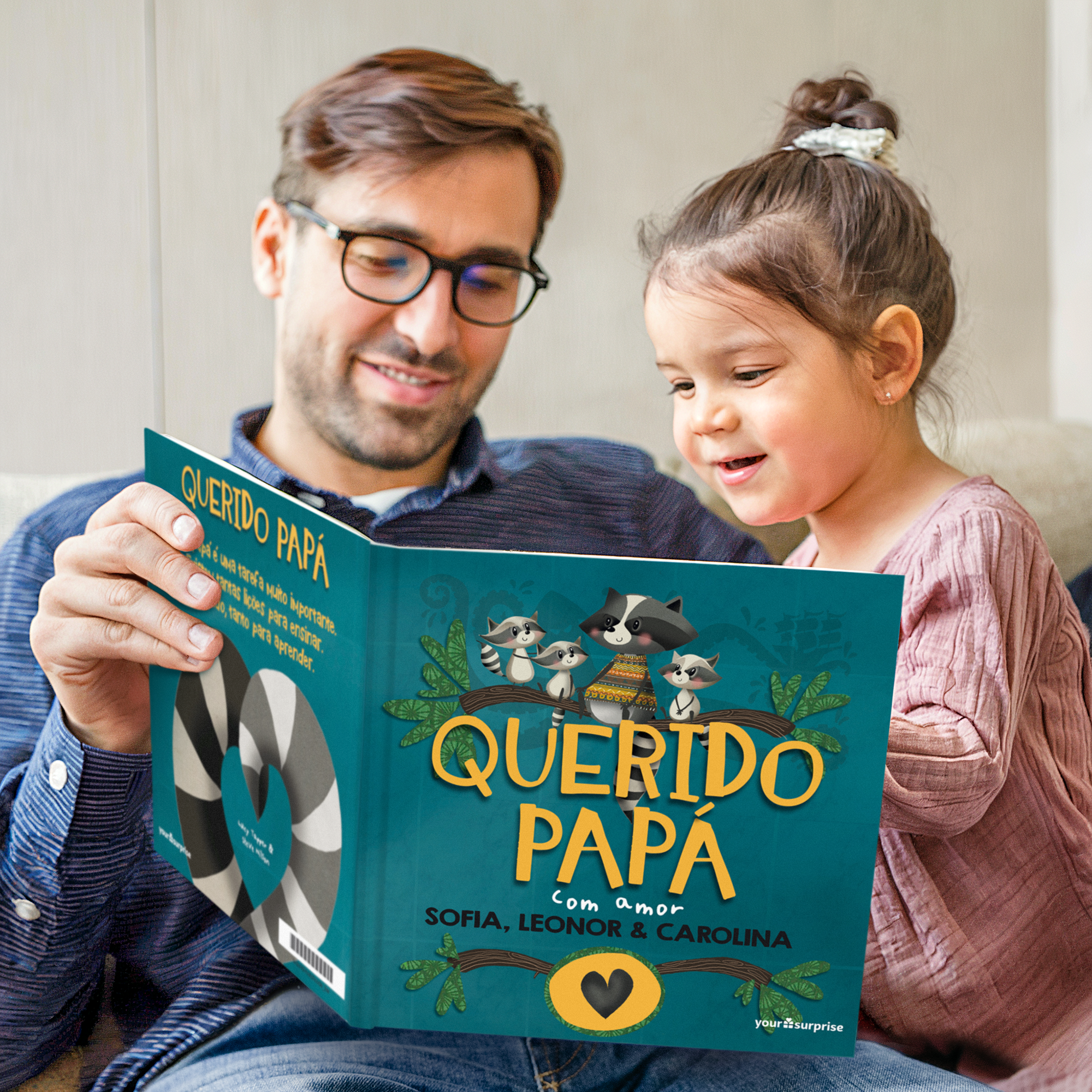 Livro "Querido Papá" personalizado com nomes Sofia, Leonor e Carolina, capa dura azul com ilustração de guaxinins, perfeito como uma história personalizada para o pai.