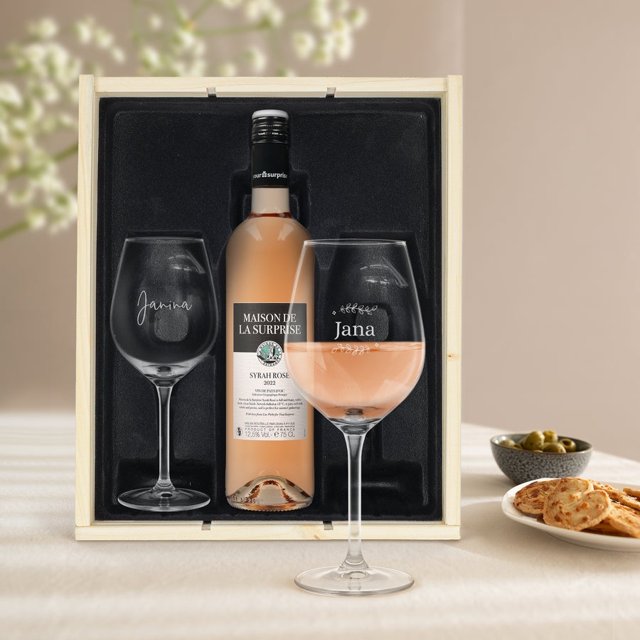Maison de la Surprise Syrah Rosé Wein personalisieren Holzkiste mit Maison de la Surprise Syrah Rosé und zwei mit Namen gravierten Weingläsern Janina und Jana, für besondere Weingeschenke.