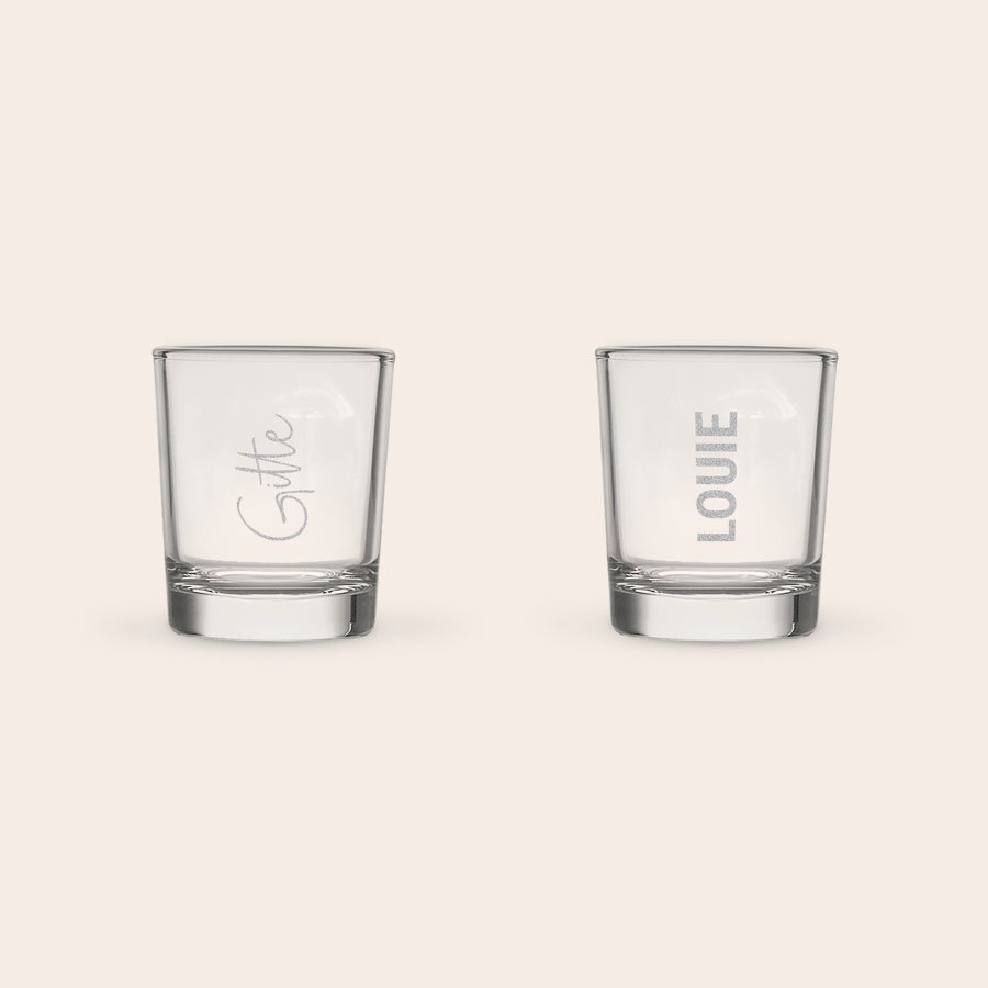 Shotglas To personlige indgraverede shotglas med navnene "Gitte" og "Louie", perfekt til en blast.