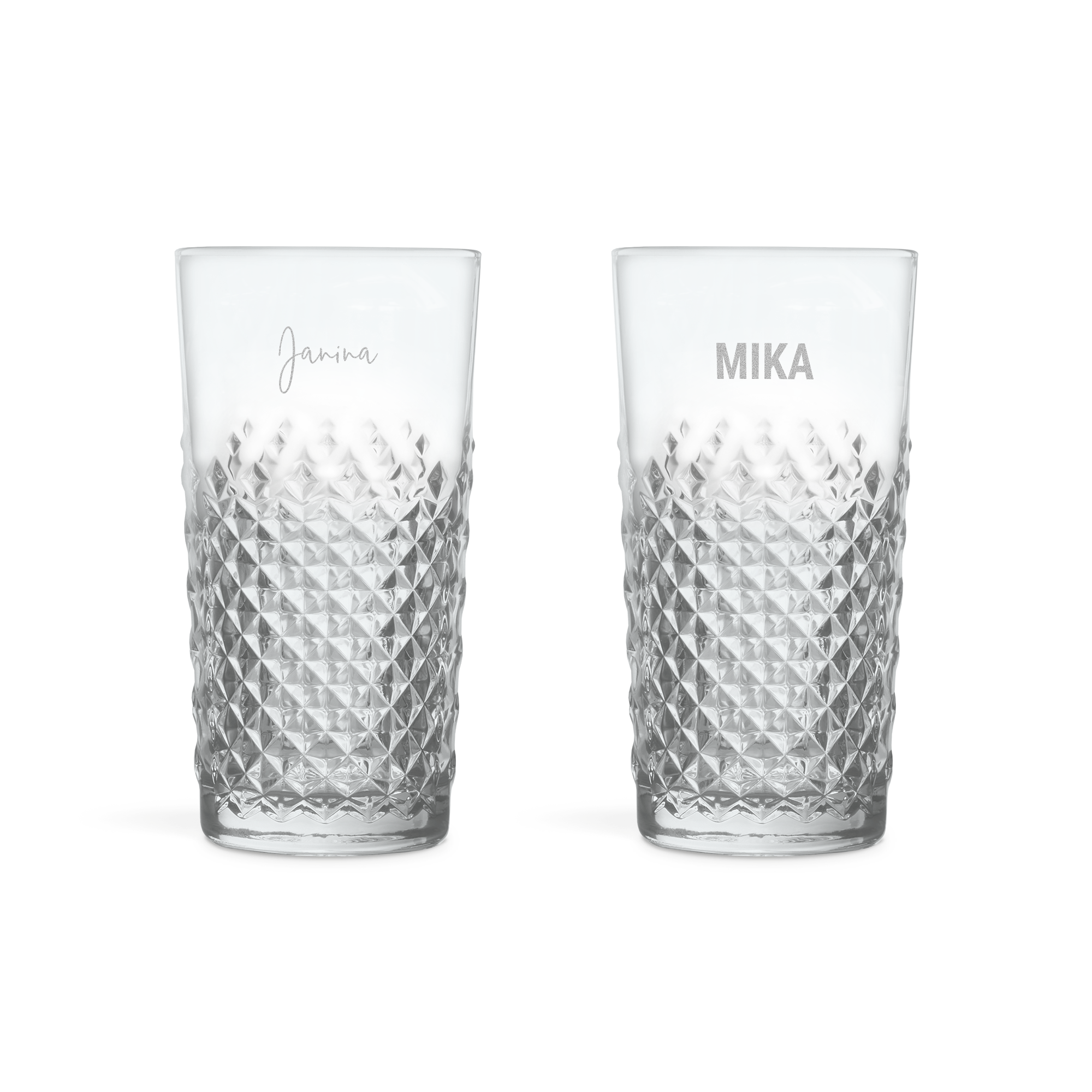 Zwei gravierte Cocktailgläser mit Namen "Janina" und "Mika" aus einem Cocktailglas personalisiert mit Namen oder Text