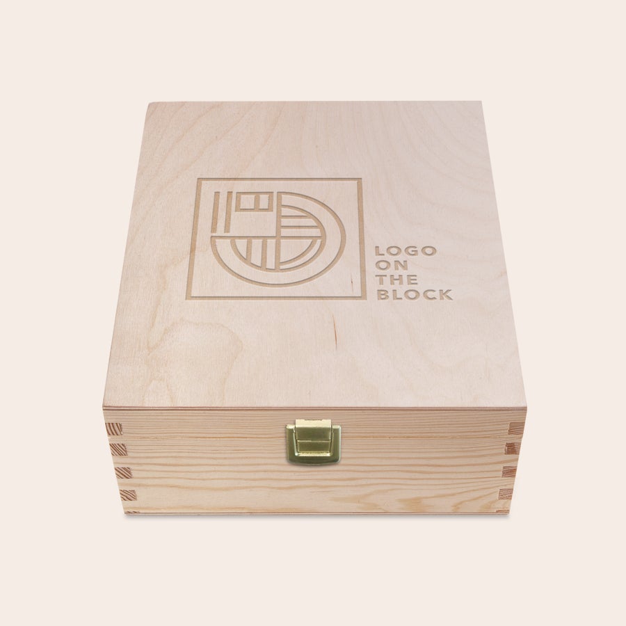 Personlig Teæske i Træ Luksuriøs tekasse i træ med indgravering, "LOGO ON THE BLOCK" tekst og geometrisk design på låget.