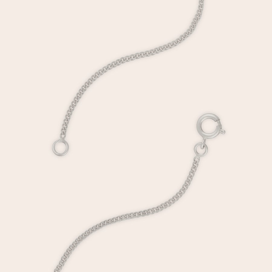 Collana con cuore inciso grande Collana color argento con moschettone aperta su sfondo grigio ideale per un ciondolo personalizzato con foto