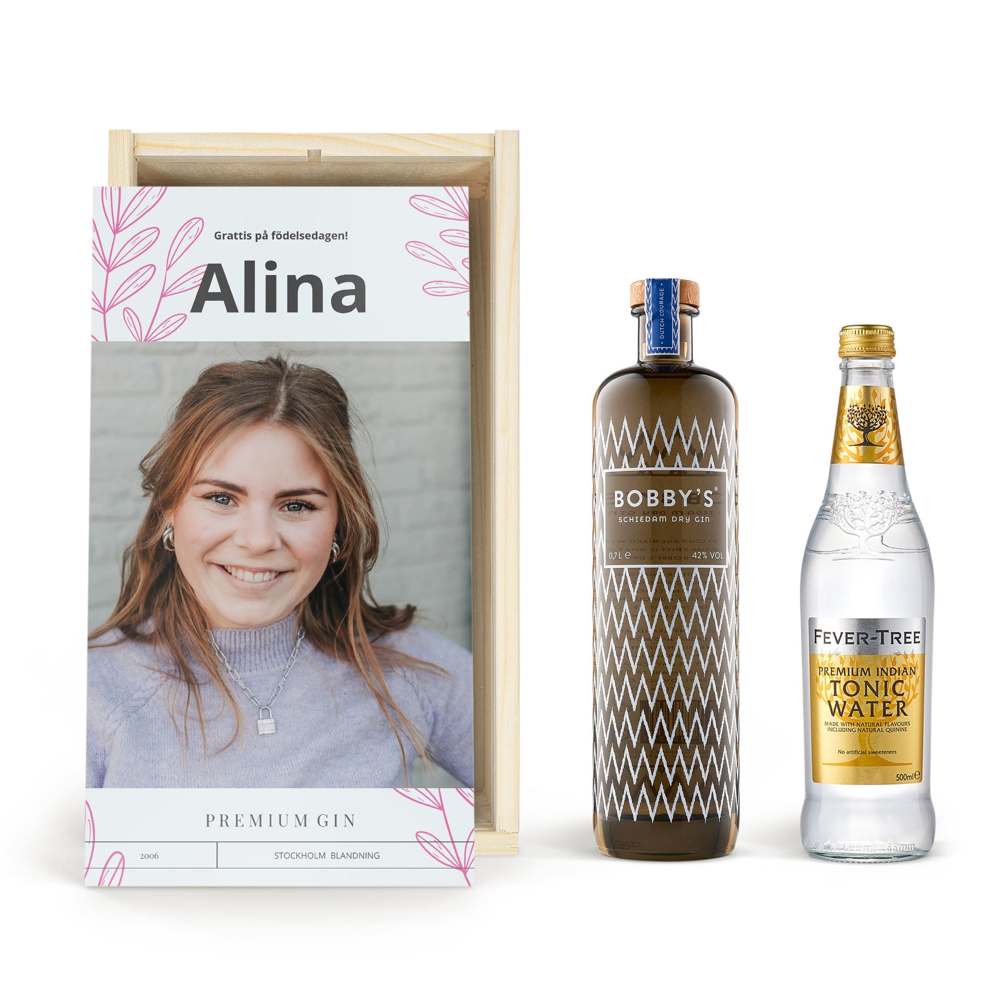 Elegant gin och tonic set med Bobby's Gin och Fever-Tree tonic. Trälådan är tryckt med texten "Grattis på födelsedagen!" och "Alina" tillsammans med ett personligt foto.