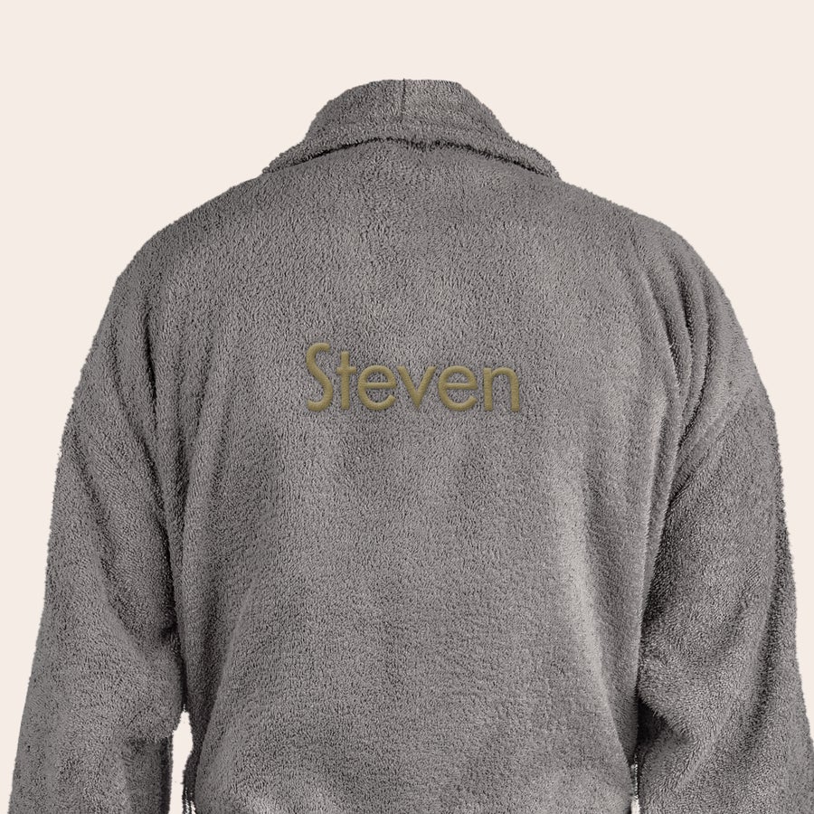 Kopalni plašč - moški Siv mehak kopalni plašč z vezenim imenom Steven.