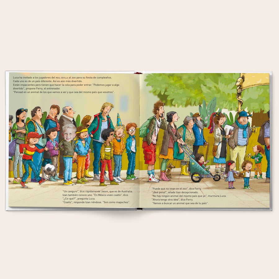 Cuento personalizado - Tu propio equipo animal Libro personalizado de fútbol con foto del niño impresa en el personaje principal, haciendo cola en el zoológico.