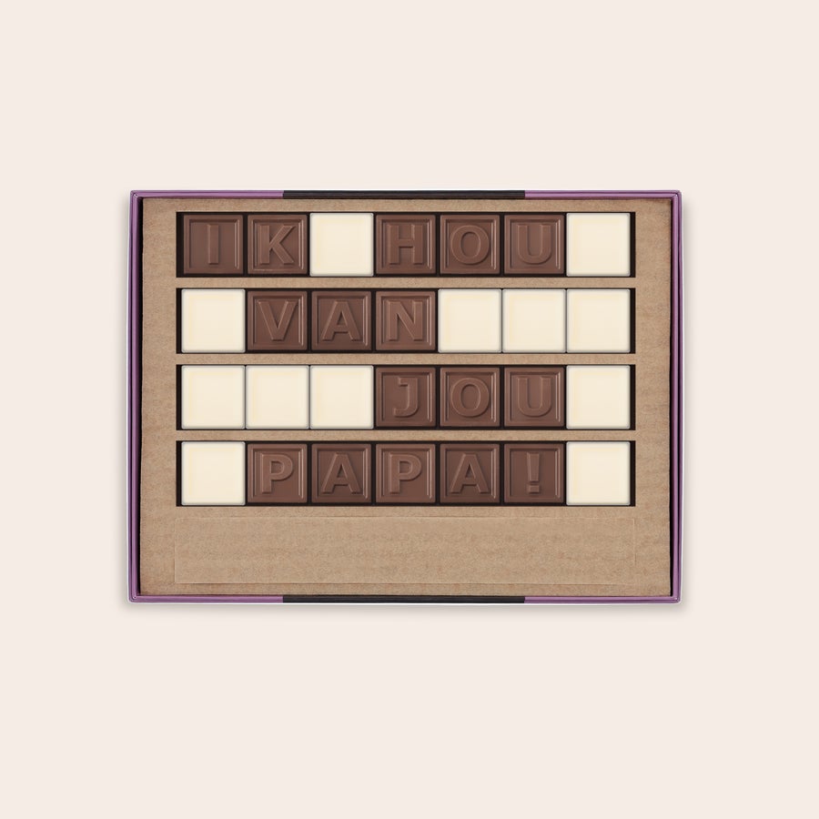 Chocotelegram Persoonlijk chocotelegram met de tekst "IK HOU VAN JOU PAPA!" in melkchocoladeletters met witte chocolade spaties.