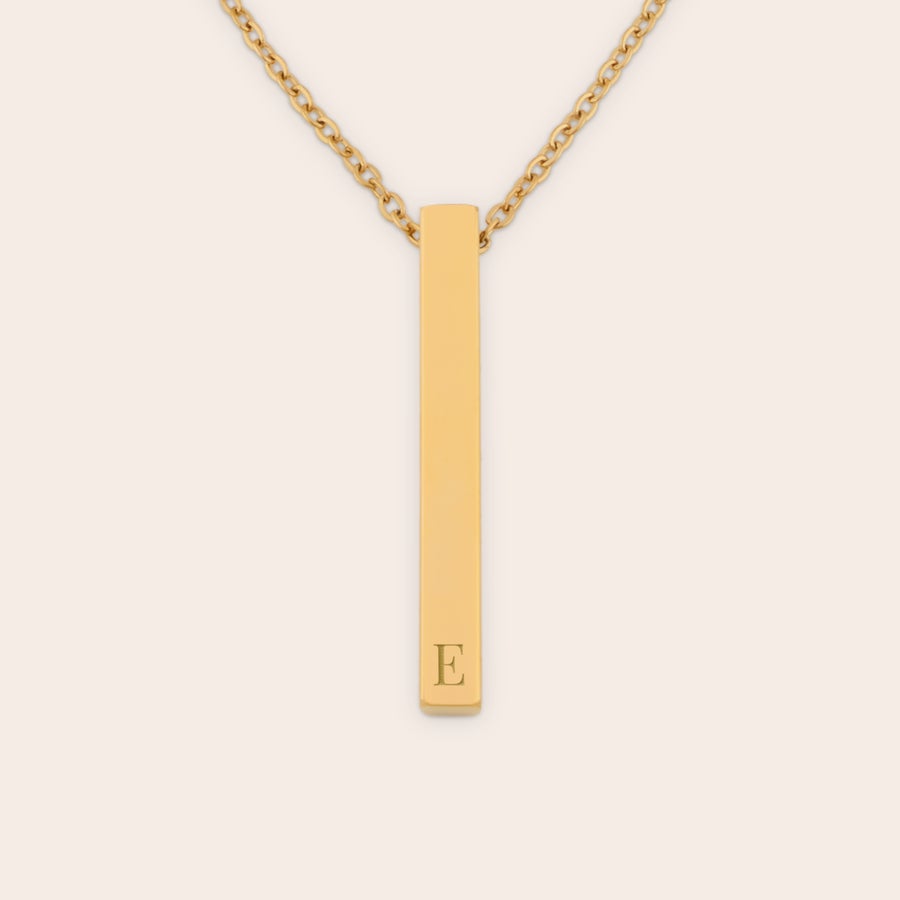 Halskette mit Namen Goldfarbene Kette mit Plättchen, graviert mit dem Buchstaben E, personalisierbar