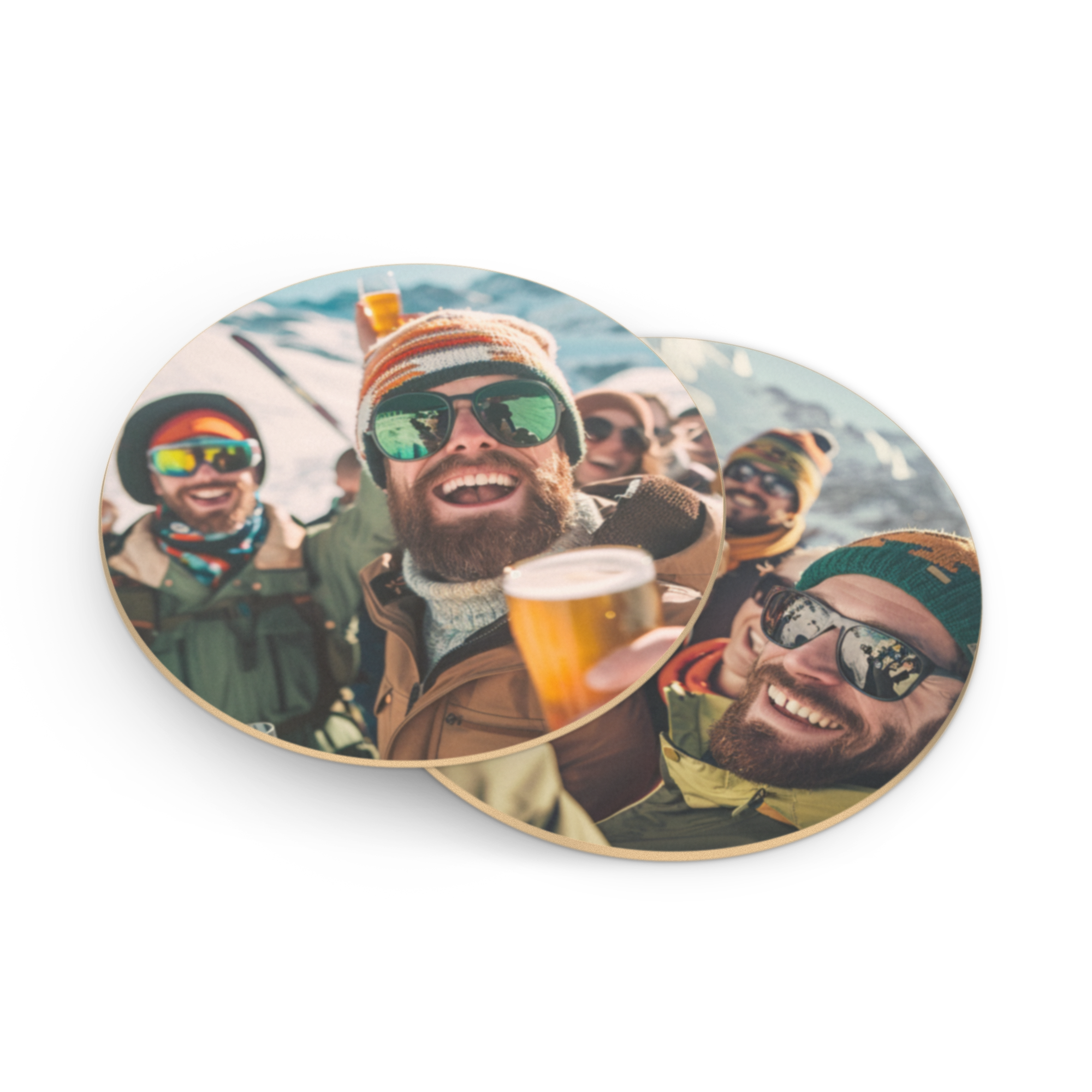 Personalisierte Bierdeckel mit Foto einer Gruppe lachender Männer, einer hält ein Glas Bier. Gestalte Bierdeckel mit deinem eigenen Foto.