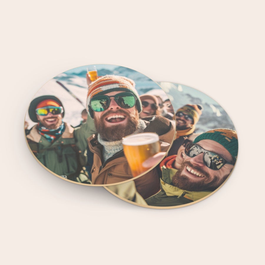 Personlige ølbrikker Personlige ølbrikker med eget design, med trykt bilde av smilende menn på skitur som skåler med øl.