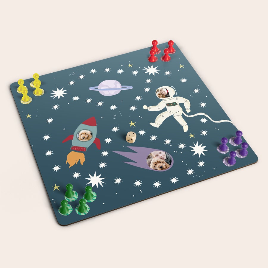 Perhe-lautapeli omalla painatuksella Personoitu perhe-lautapeli avaruusteemalla, omilla valokuvilla painettuna, mukava lahja kuvalla ja tekstillä