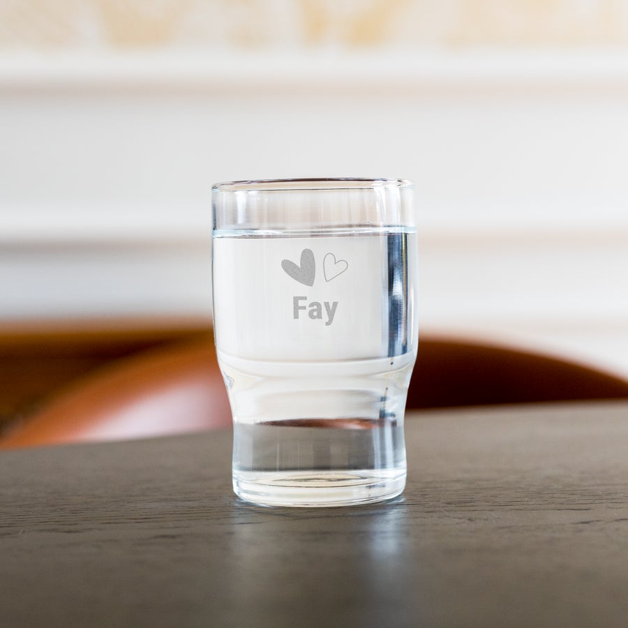 Pohár na vodu Osobné vodné sklo s gravírovaným menom Fay a dvoma srdiečkami, sklo vody chutí oveľa lepšie.