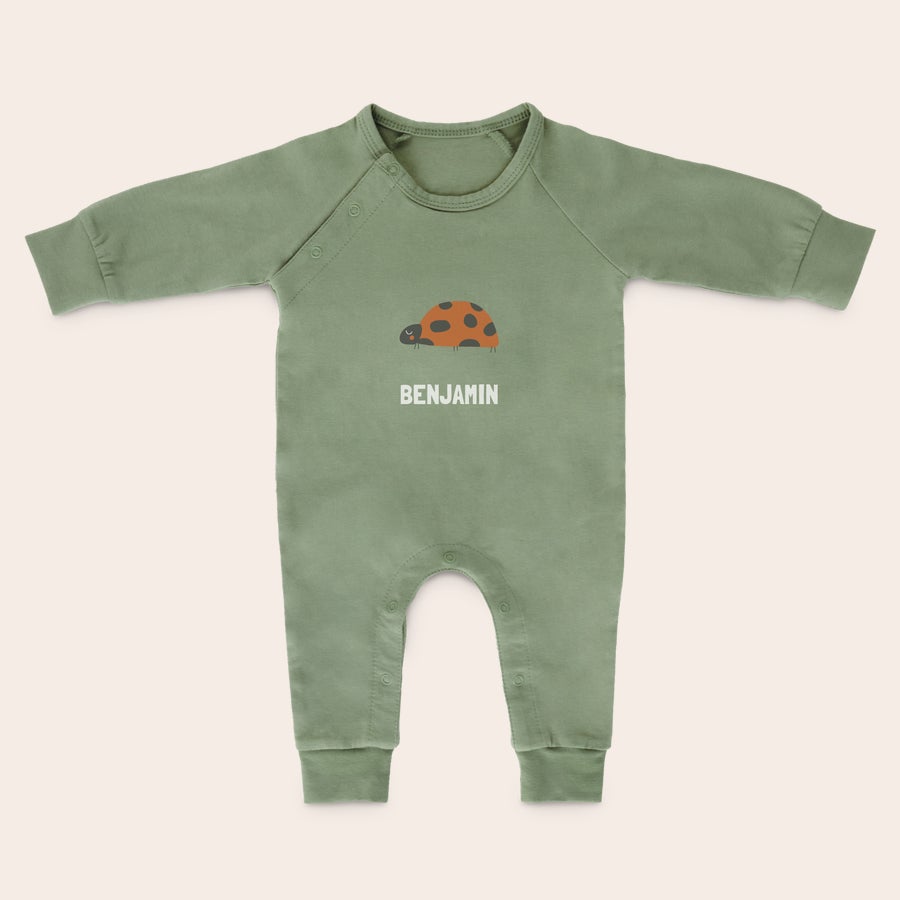 Boxpakje bedrukken Olijfgroen boxpakje bedrukt met een lieveheersbeestje en de naam Benjamin, perfect om heerlijk te trappelen.