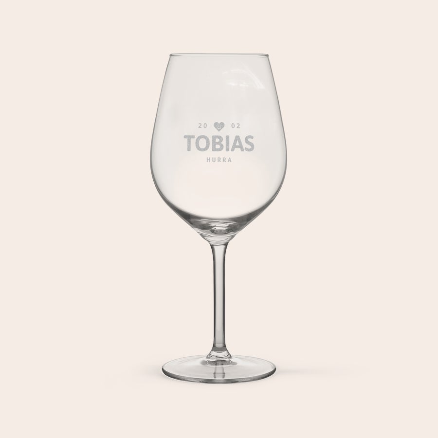 Röd Vinglas Elegant vinglas graverat med namnet Tobias, texten Hurra och illustration med hjärta och siffrorna 20 02.