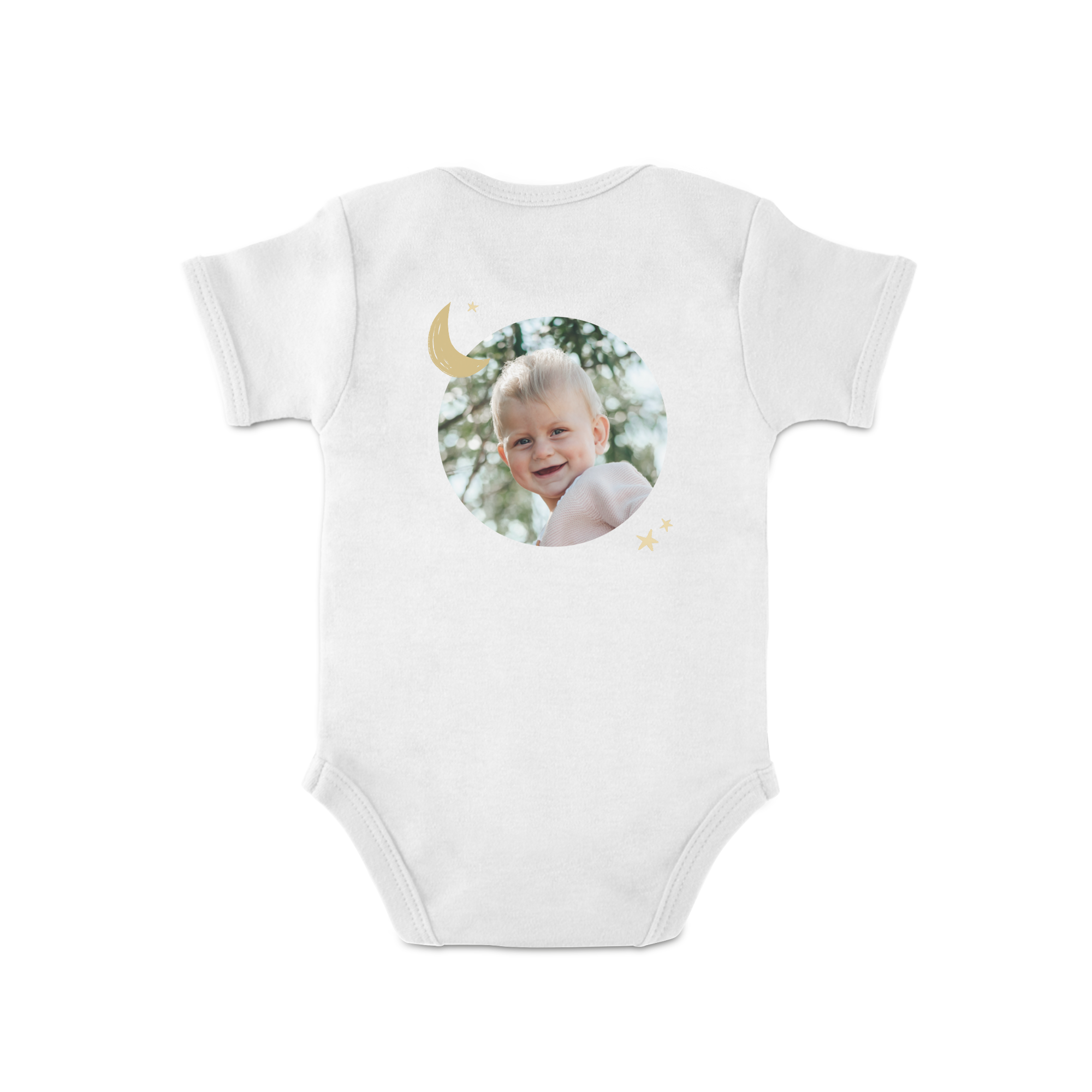 Wit rompertje bedrukt met een foto van een baby, gouden maan en sterren.