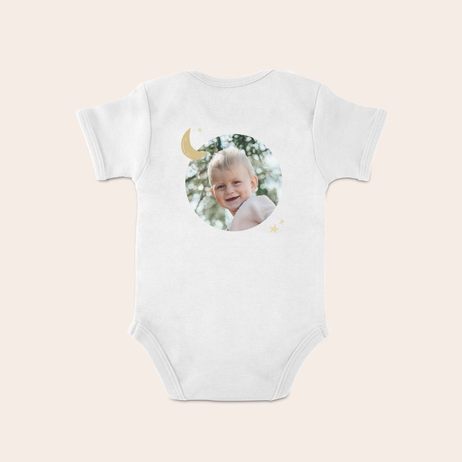 Vauvan bodysuit Valkoinen potkupuku, jossa on painettuna kuva hymyilevästä vauvasta, kuun ja tähtien kera. Yllätä uudet vanhemmat suloisella potkupuvulla, jossa on painatus.