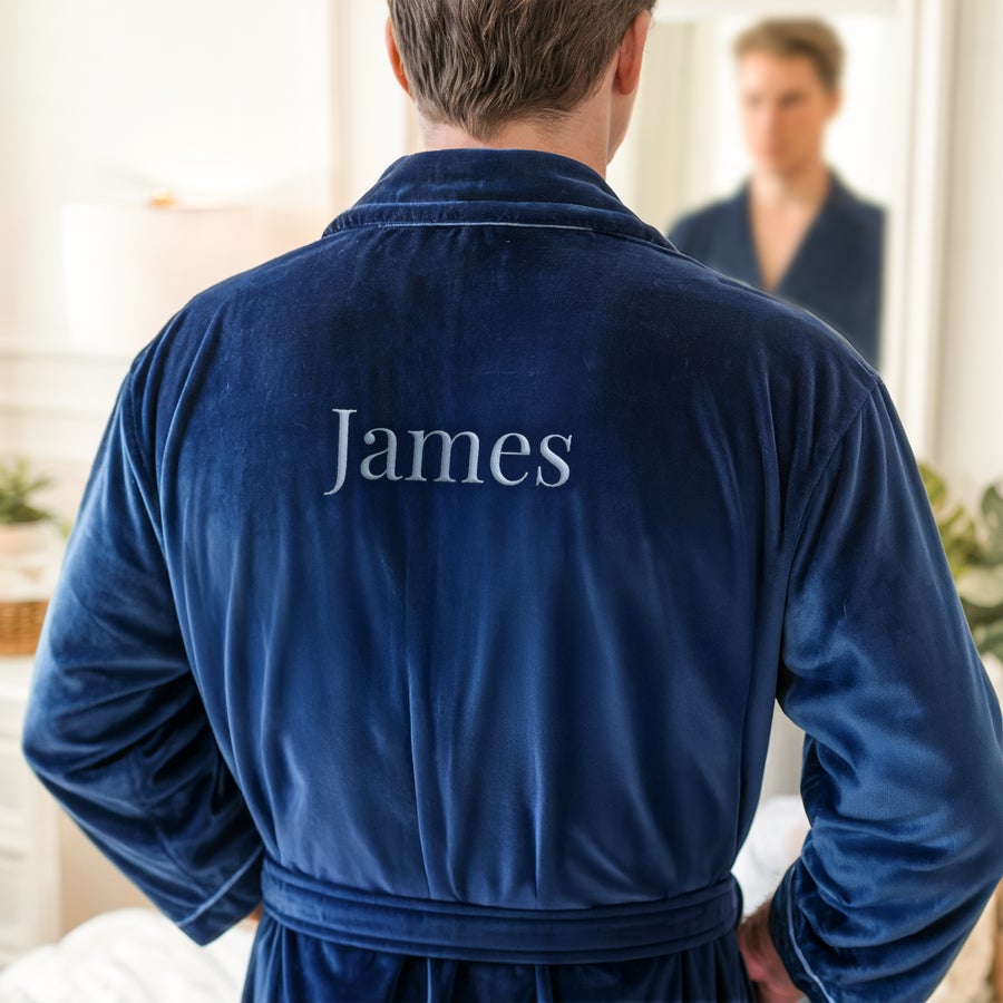 Badekåpe for menn med navn Badekåpe for menn med tekst- Mørkeblå L/XL i velour, med brodert navn James på ryggen.