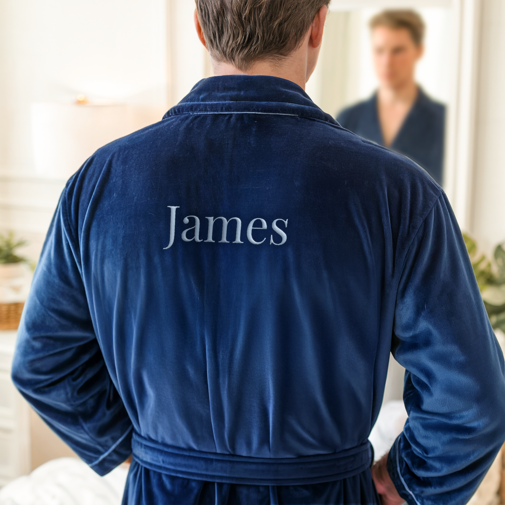 Peignoir personnalisé pour hommes - Bleu L/XL, brodé du prénom James en blanc sur le dos.