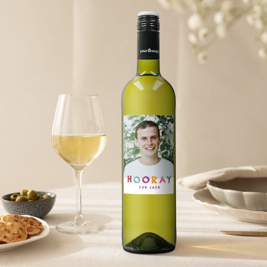 Maison de la Surprise Sauvignon Blanc Botella de vino Luc Pirlet blanco con etiqueta personalizada, impresa con una foto de un hombre y el texto "Hooray for Jack", servida en una copa.
