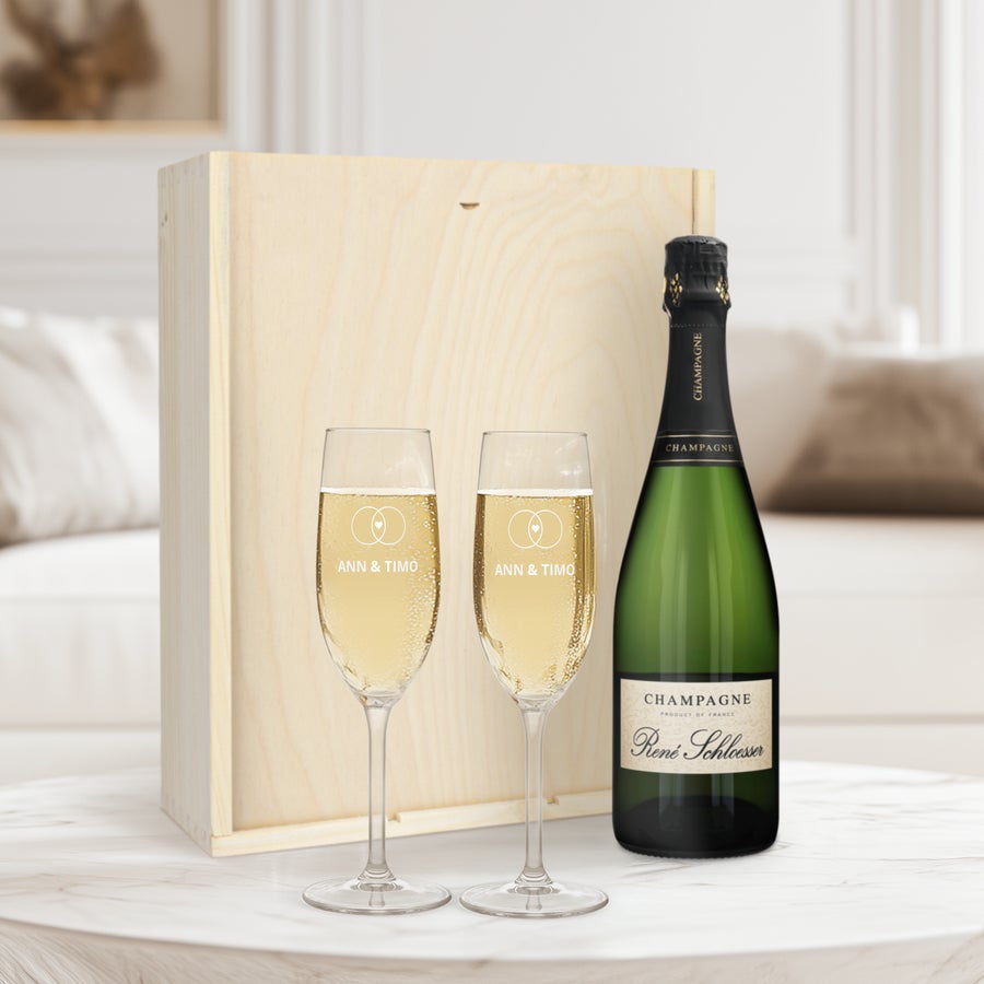 Sekt Geschenkset Rene Schloesser Set personalisieren Personalisierter Champagner René Schloesser und zwei Champagnergläser mit Gravur Ann & Timo in einer Holzkiste