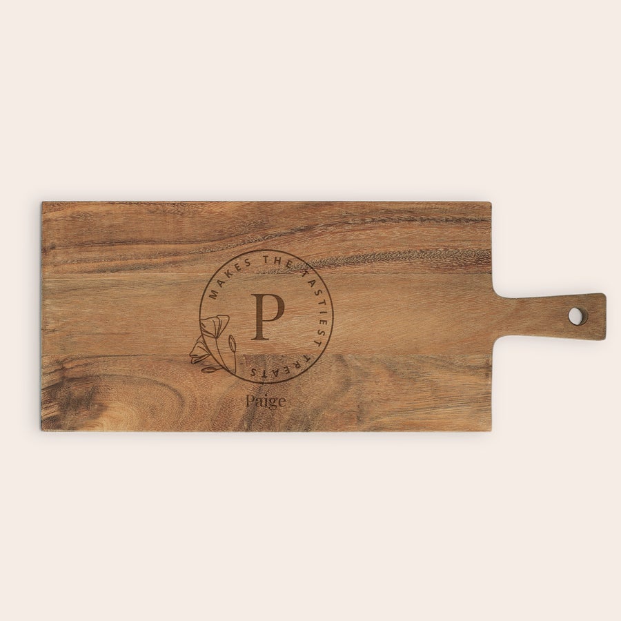 Tabla de cortar de madera Tabla de madera personalizada con grabado láser de "Paige" y la letra P, ideal para servir aperitivos.