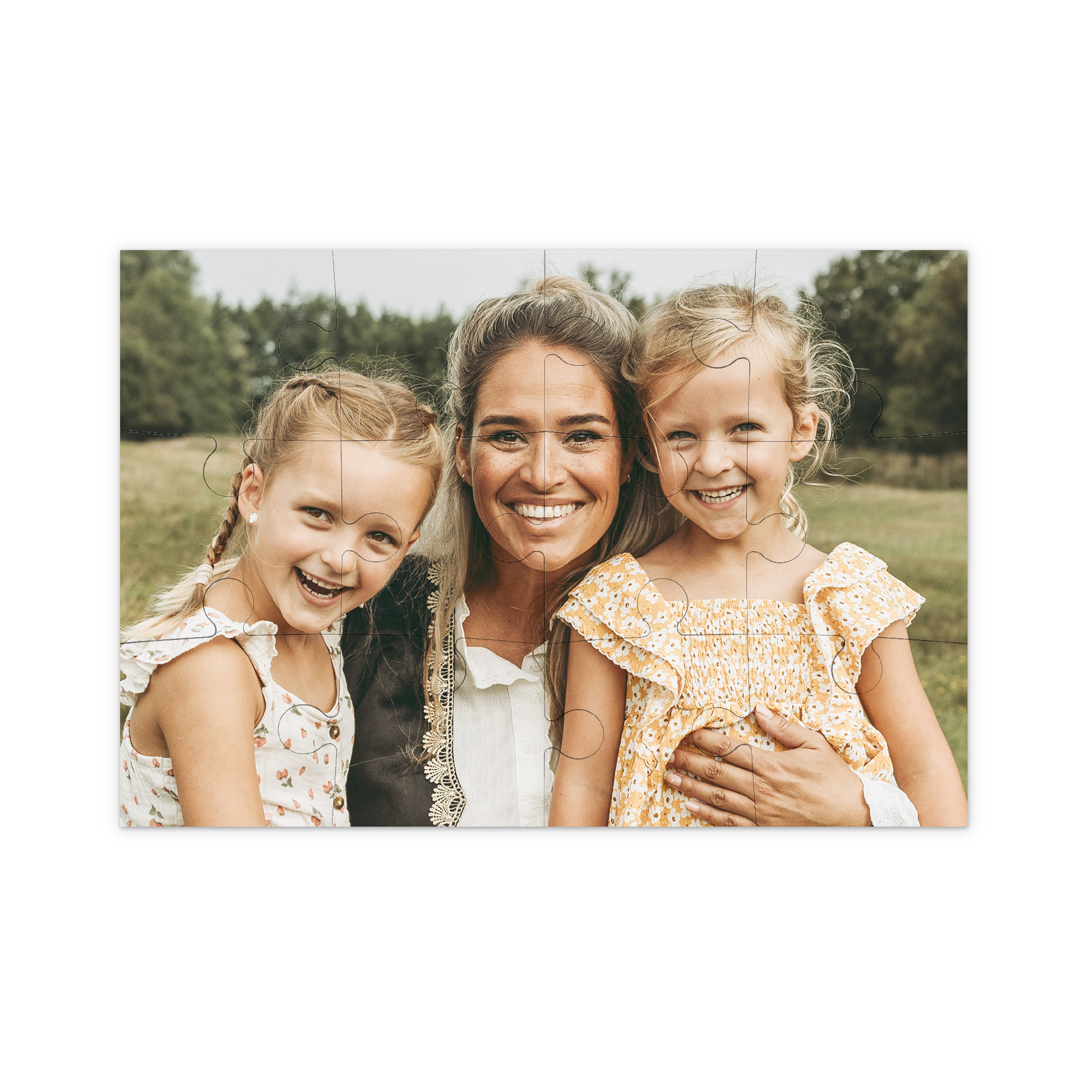 Puzzle foto personalizat imprimat cu o poză de familie, o mamă zâmbitoare și cele două fiice ale sale. Surprinde-i pe cei mici din viața ta cu un puzzle foto unic!