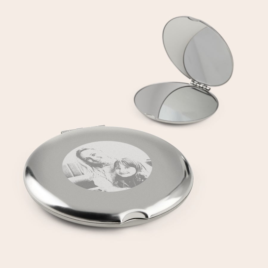 Spiegel bedrukken Een zilverkleurige, ronde, gepersonaliseerde make-up spiegel gegraveerd met een foto van twee personen